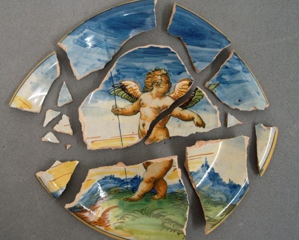 Maiolica dish before conservation