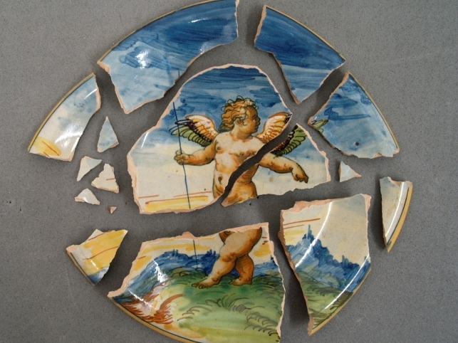 Maiolica dish before conservation